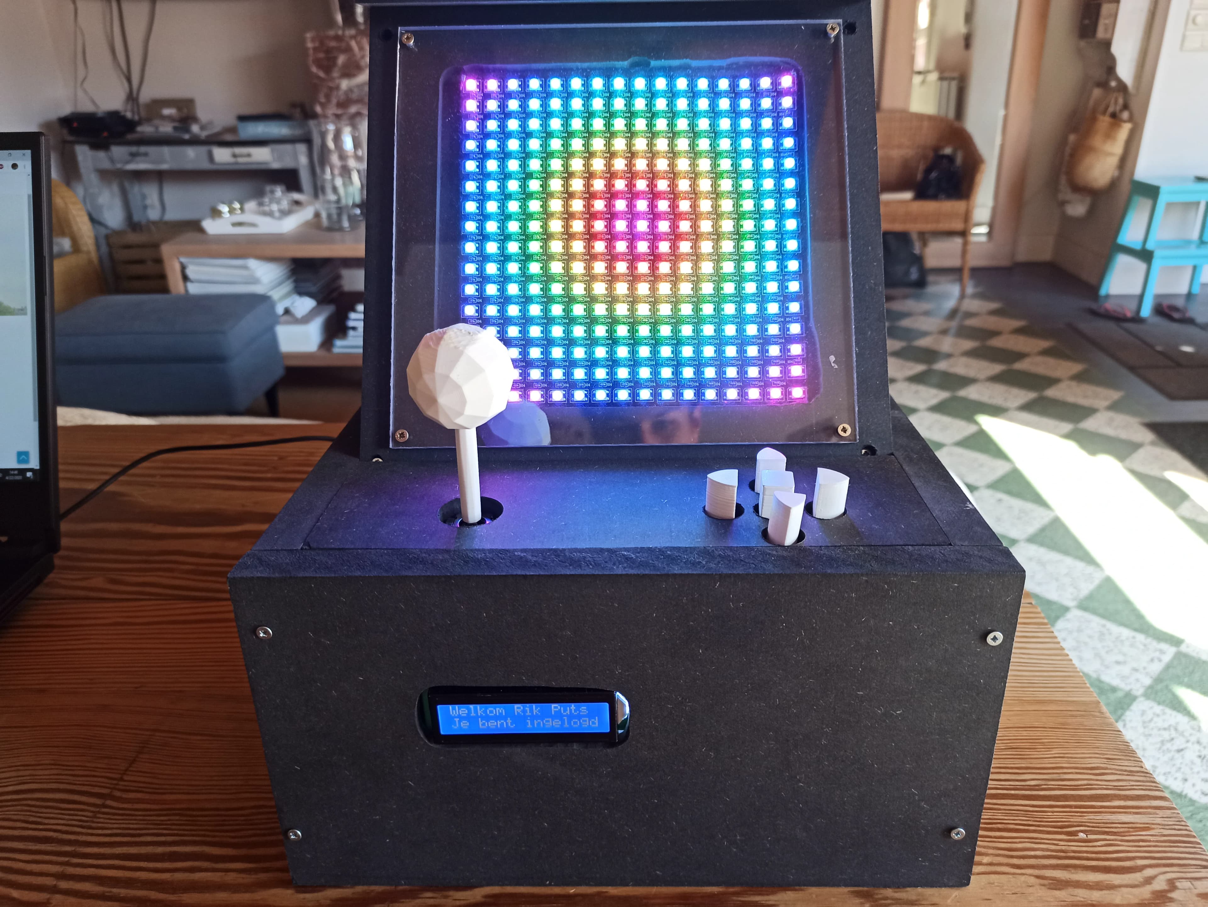De zelfgebouwde arcadekast met verlicht ledscherm en joystick